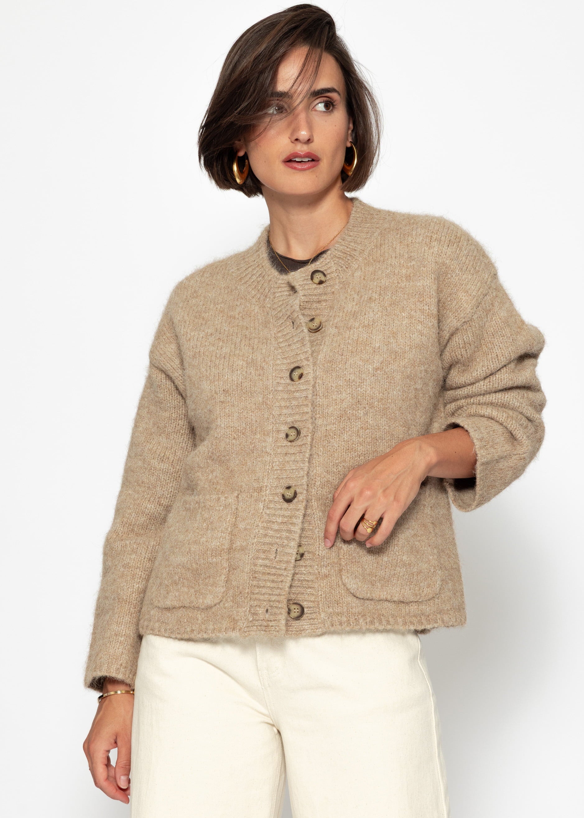 Veste courte avec poches et grande patte de boutonnage – beige