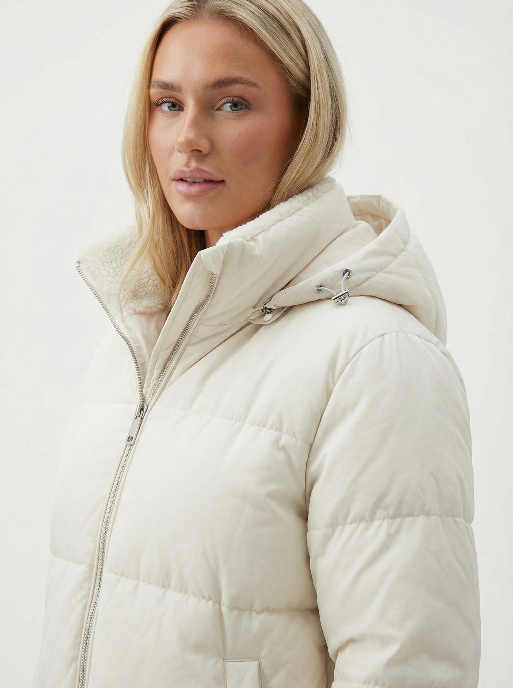 Joane | Doudoune courte à capuche avec doublure en peluche