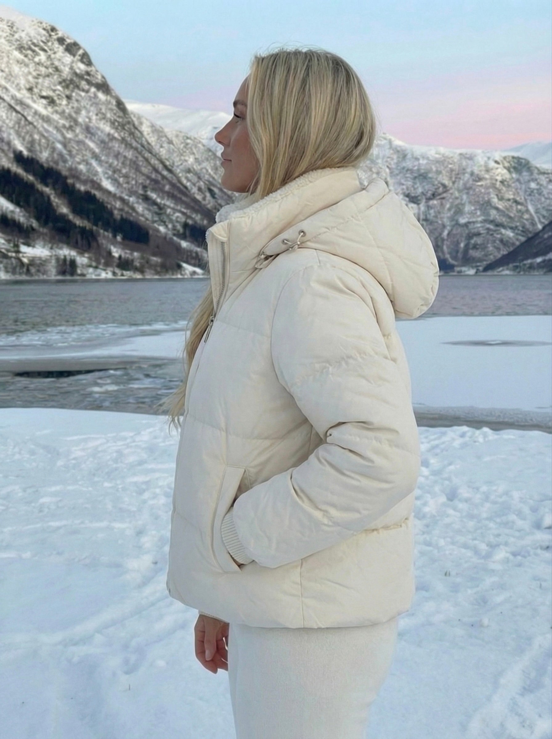 Joane | Doudoune courte à capuche avec doublure en peluche