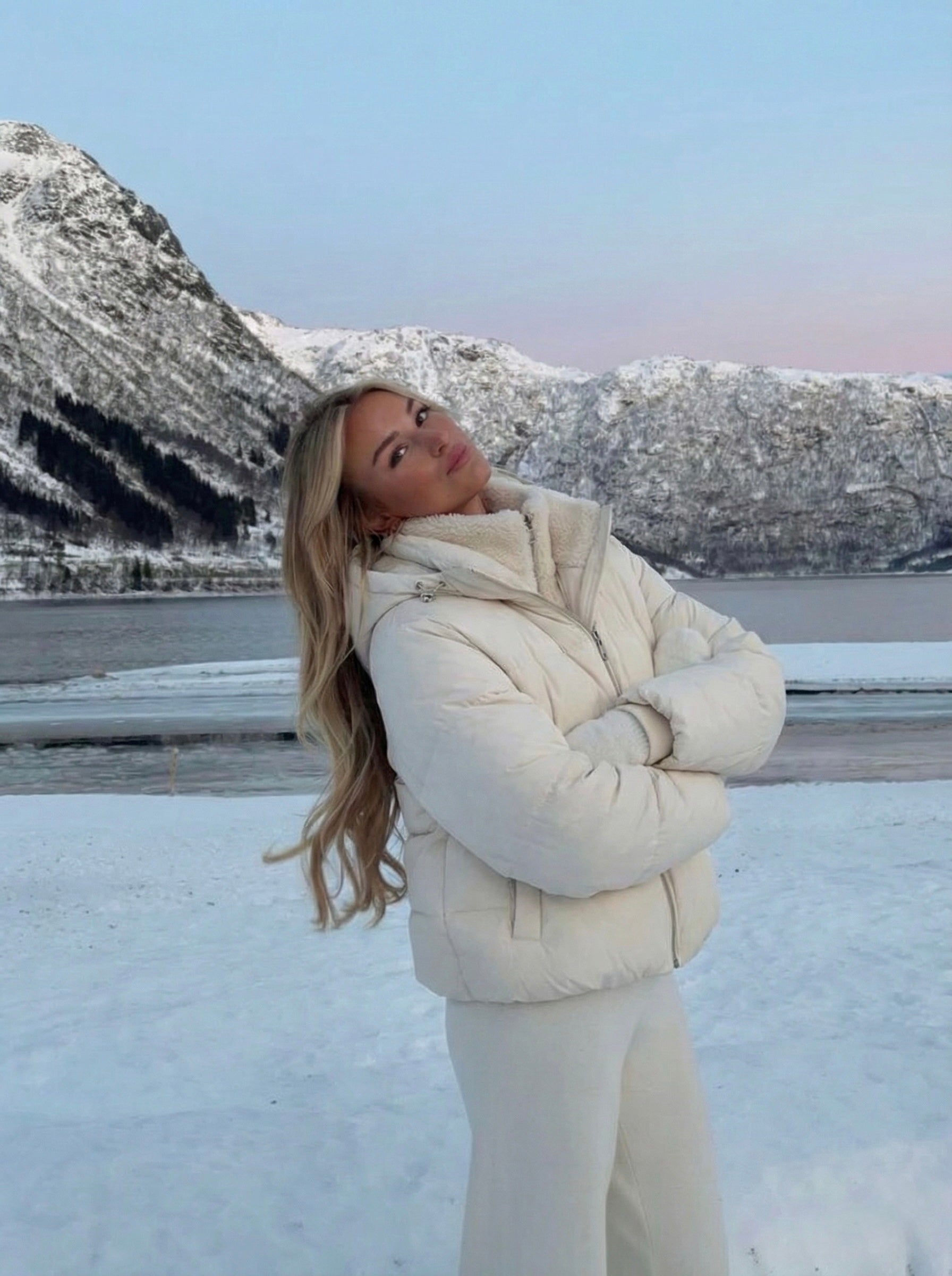 Joane | Doudoune courte à capuche avec doublure en peluche