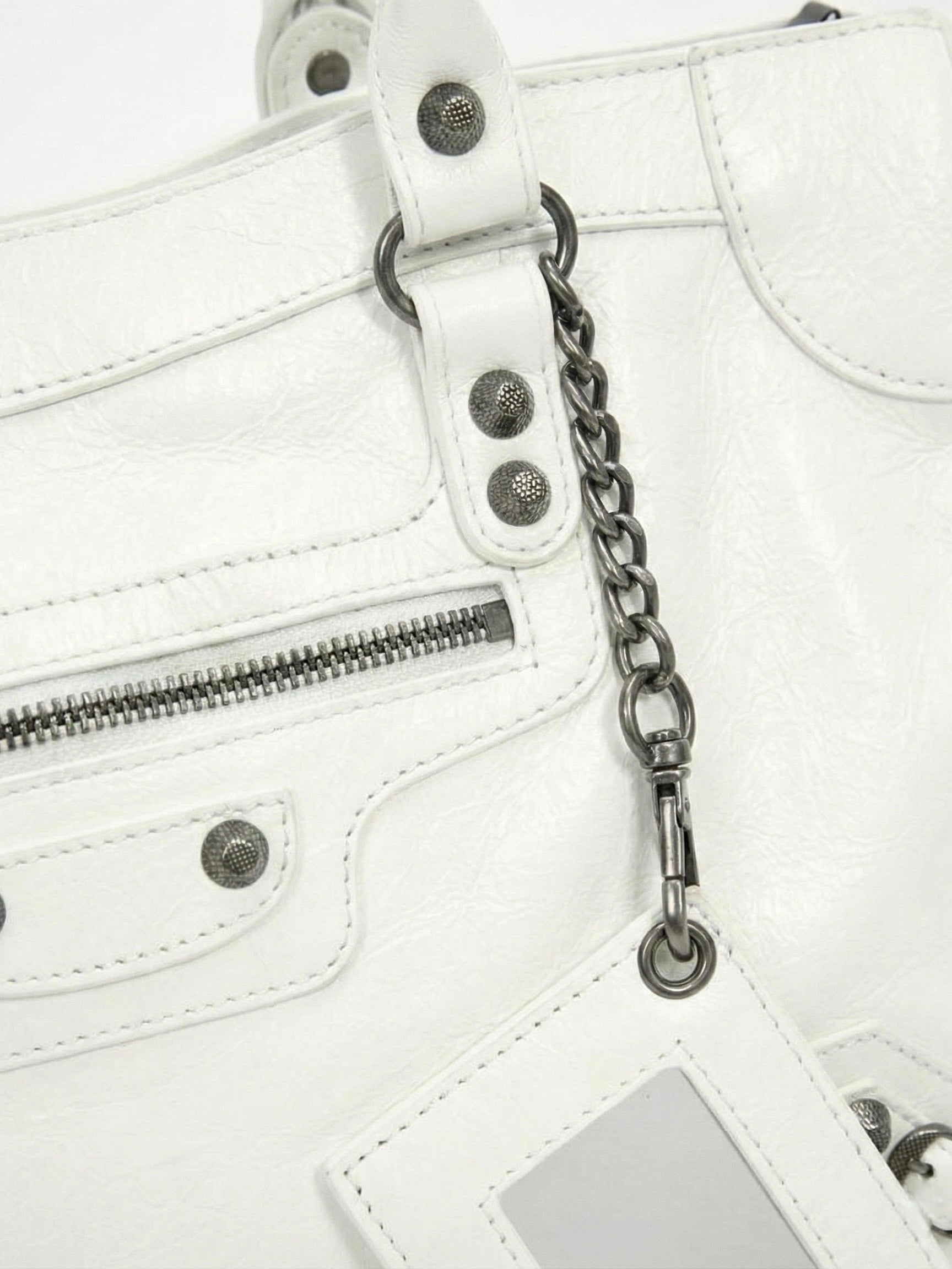 Carmela- Stylish Handbag with Spacious Interior & Minimalist Design