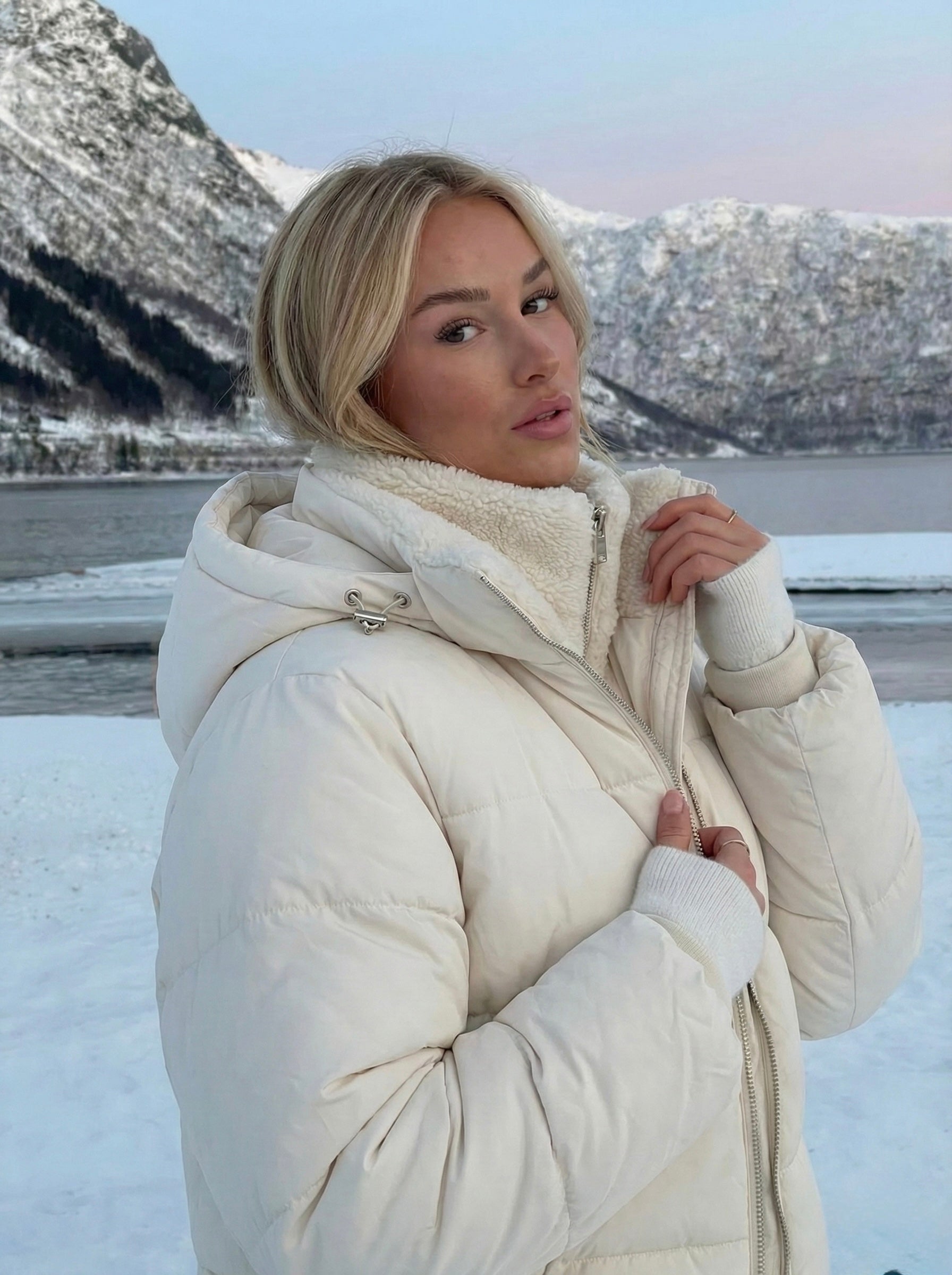 Joane | Doudoune courte à capuche avec doublure en peluche