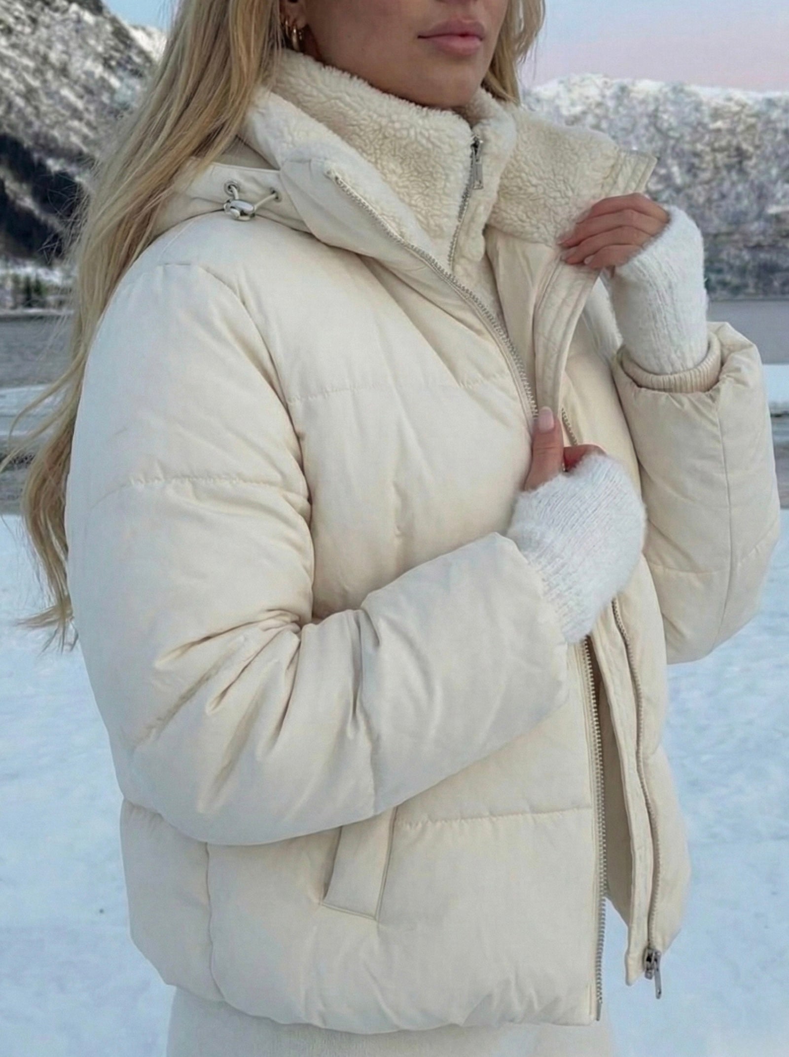 Joane | Doudoune courte à capuche avec doublure en peluche