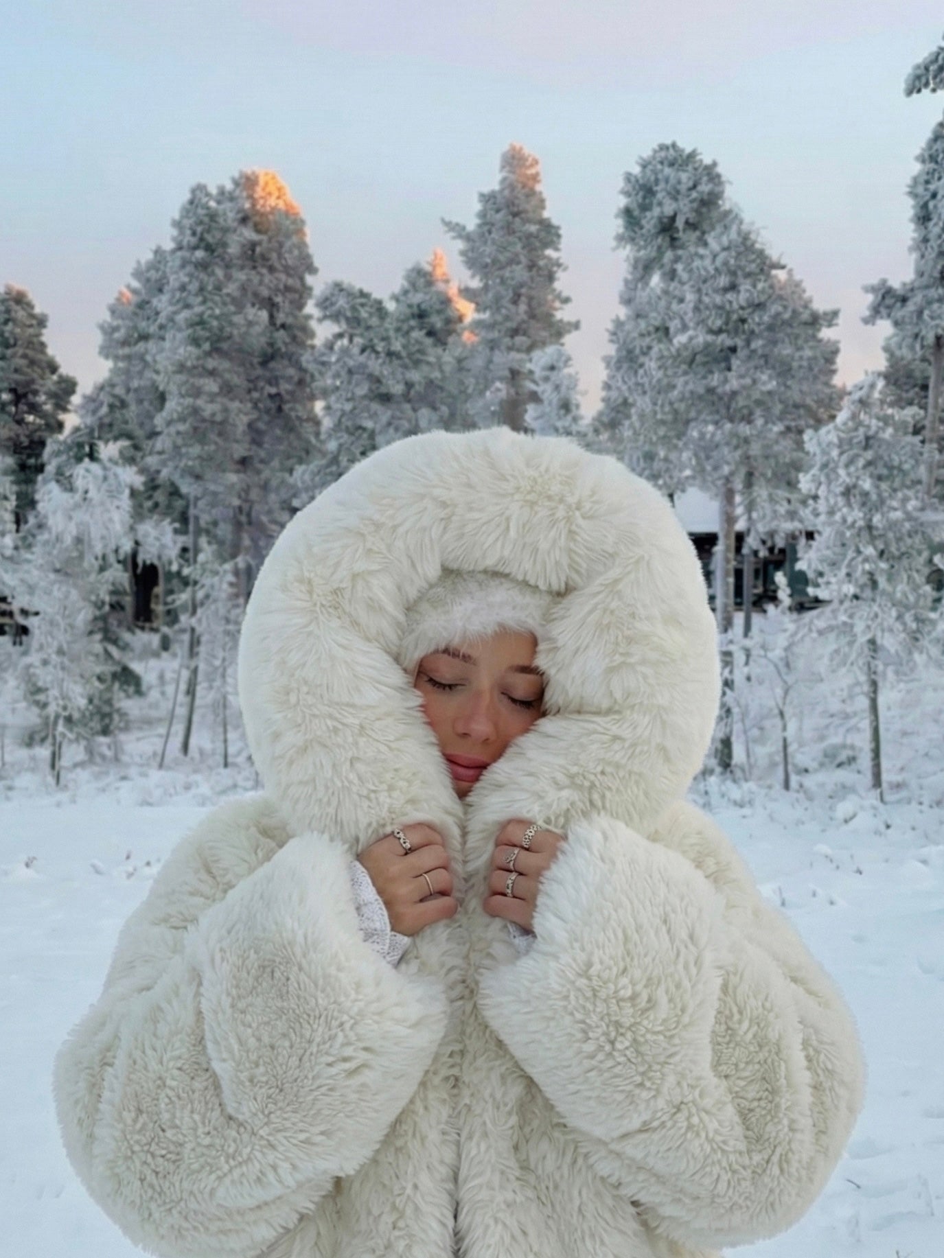 Athena | Manteau tendance à capuche en fausse fourrure