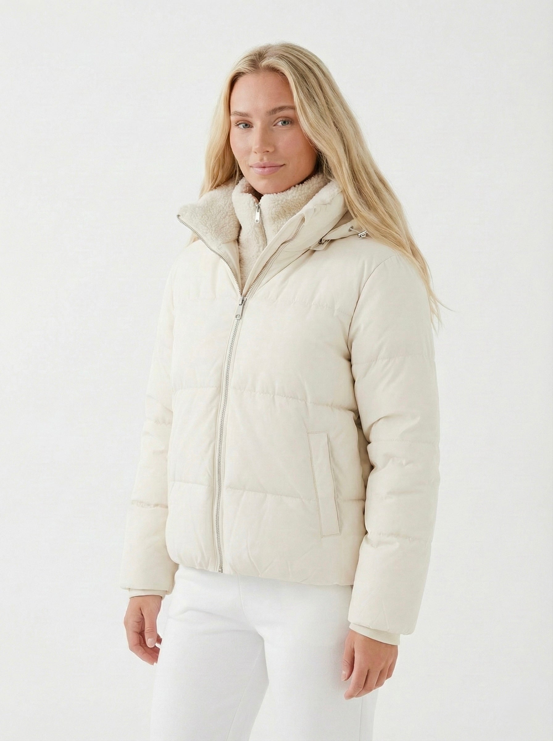 Joane | Doudoune courte à capuche avec doublure en peluche