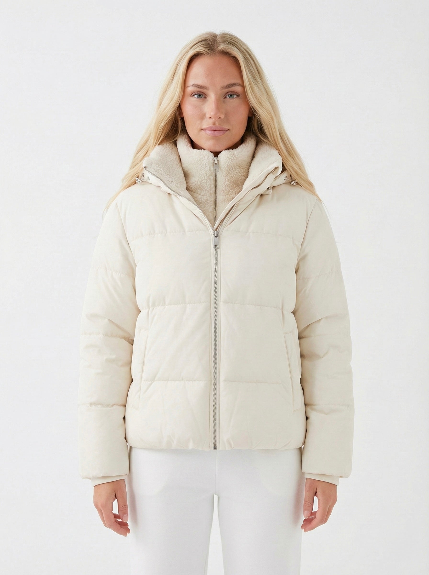 Joane | Doudoune courte à capuche avec doublure en peluche