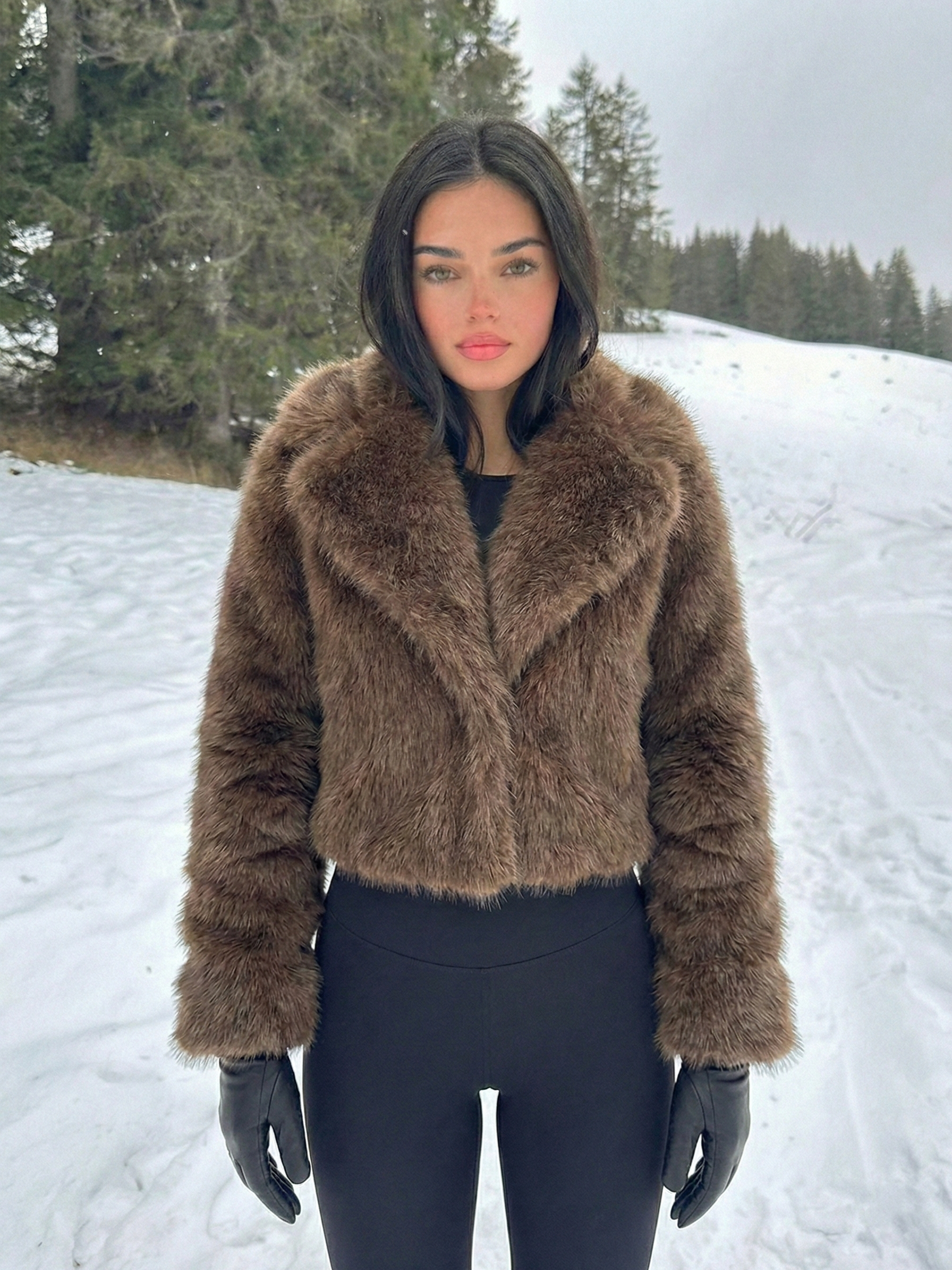 Ayla | Veste courte en fausse fourrure à large col