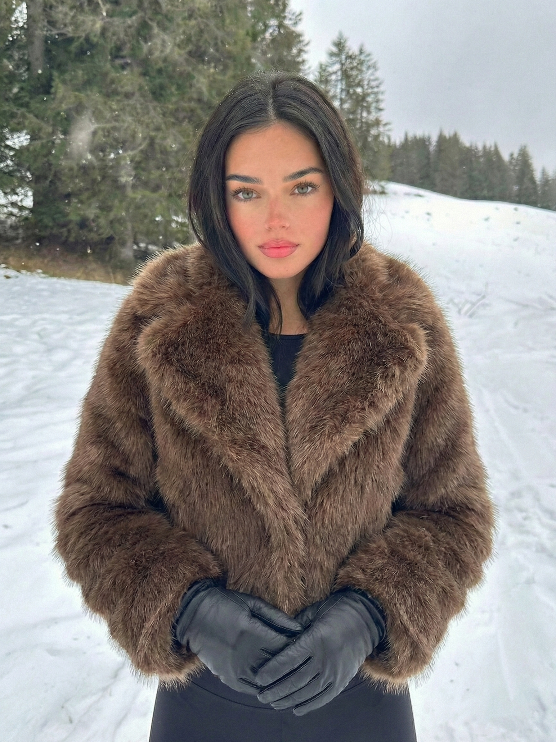 Ayla | Veste courte en fausse fourrure à large col