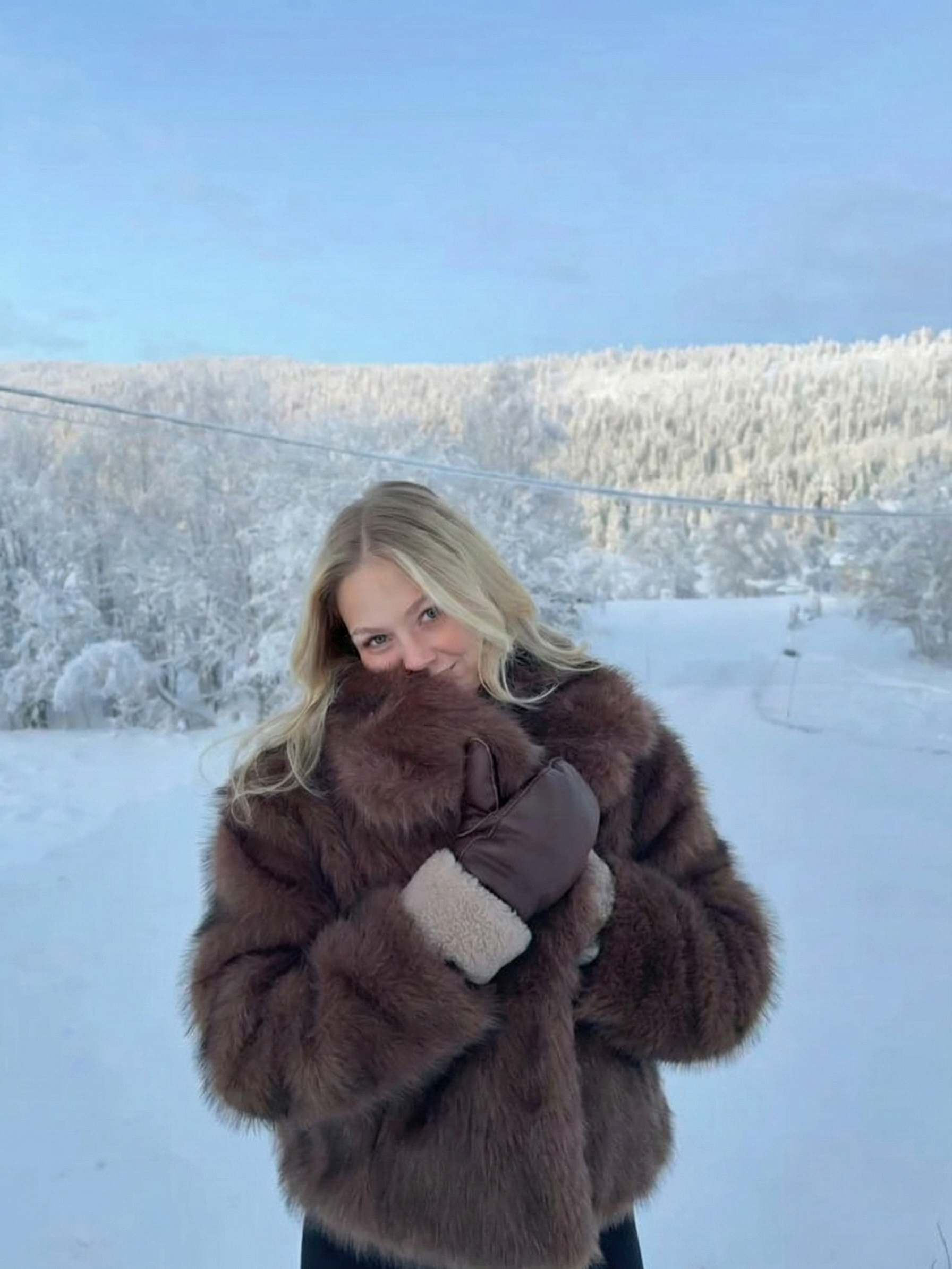 Ayla | Veste courte en fausse fourrure à large col