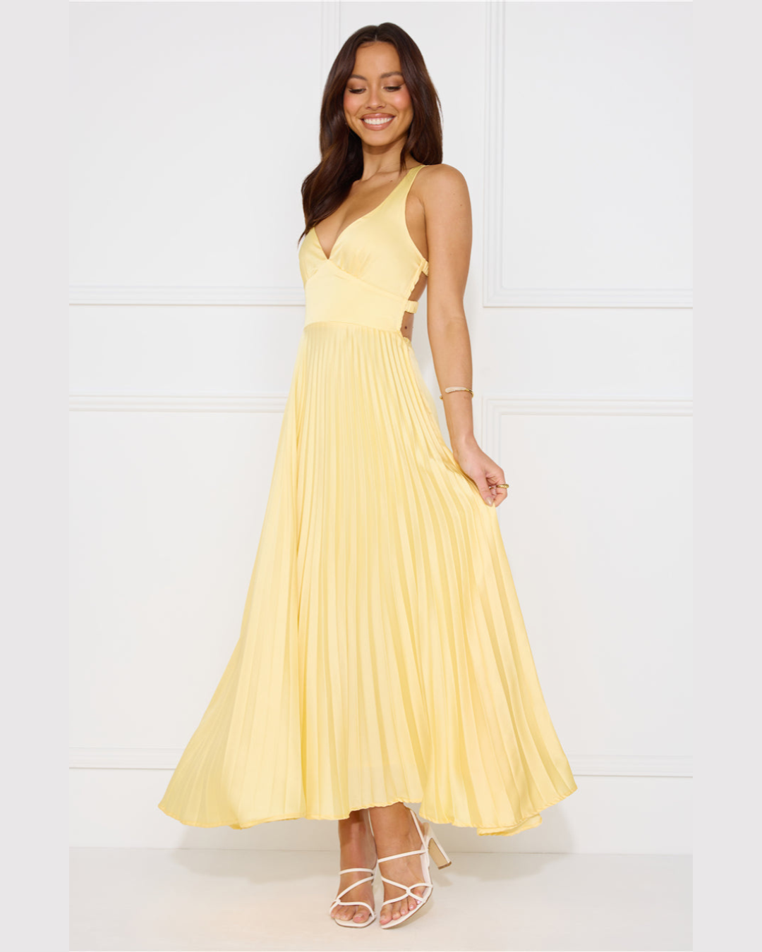 Lucy | Maxikleid mit Plissee und V-Ausschnitt