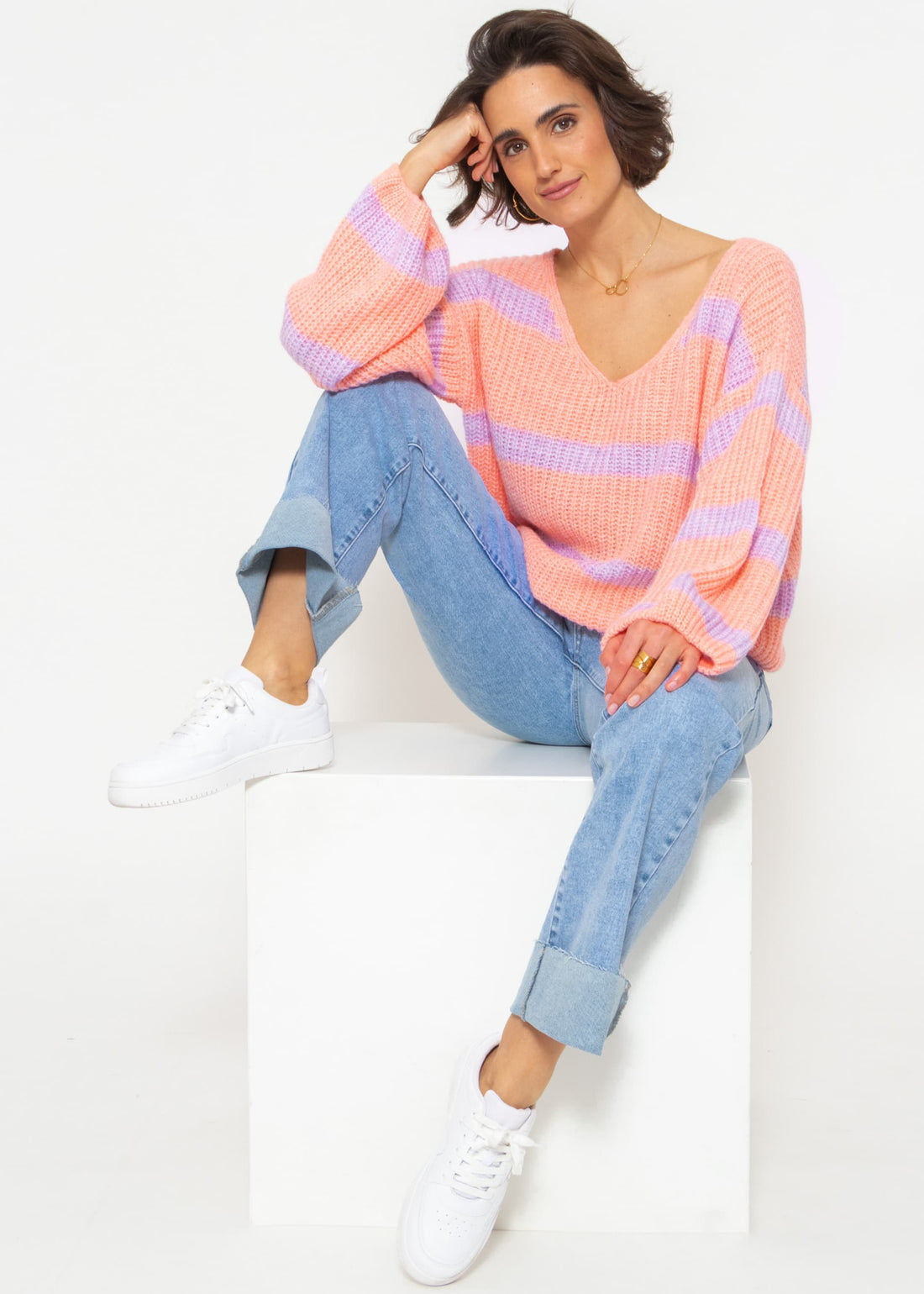 Eleganter Frühlings-Pullover mit V-Ausschnitt - Pfirsich-Flieder Streifen
