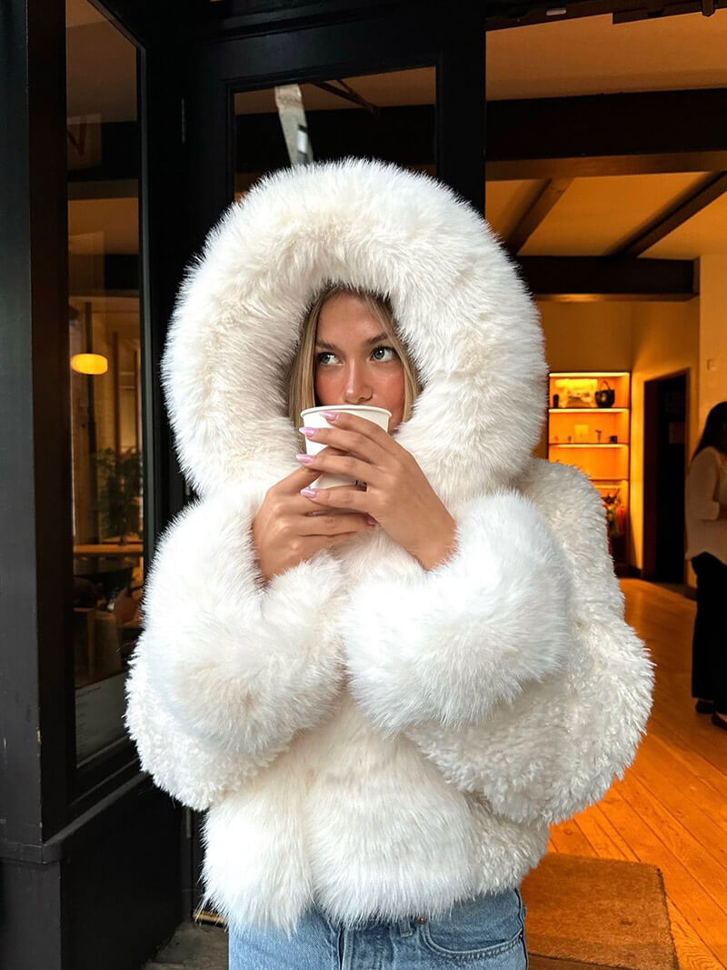 Athena | Manteau tendance à capuche en fausse fourrure