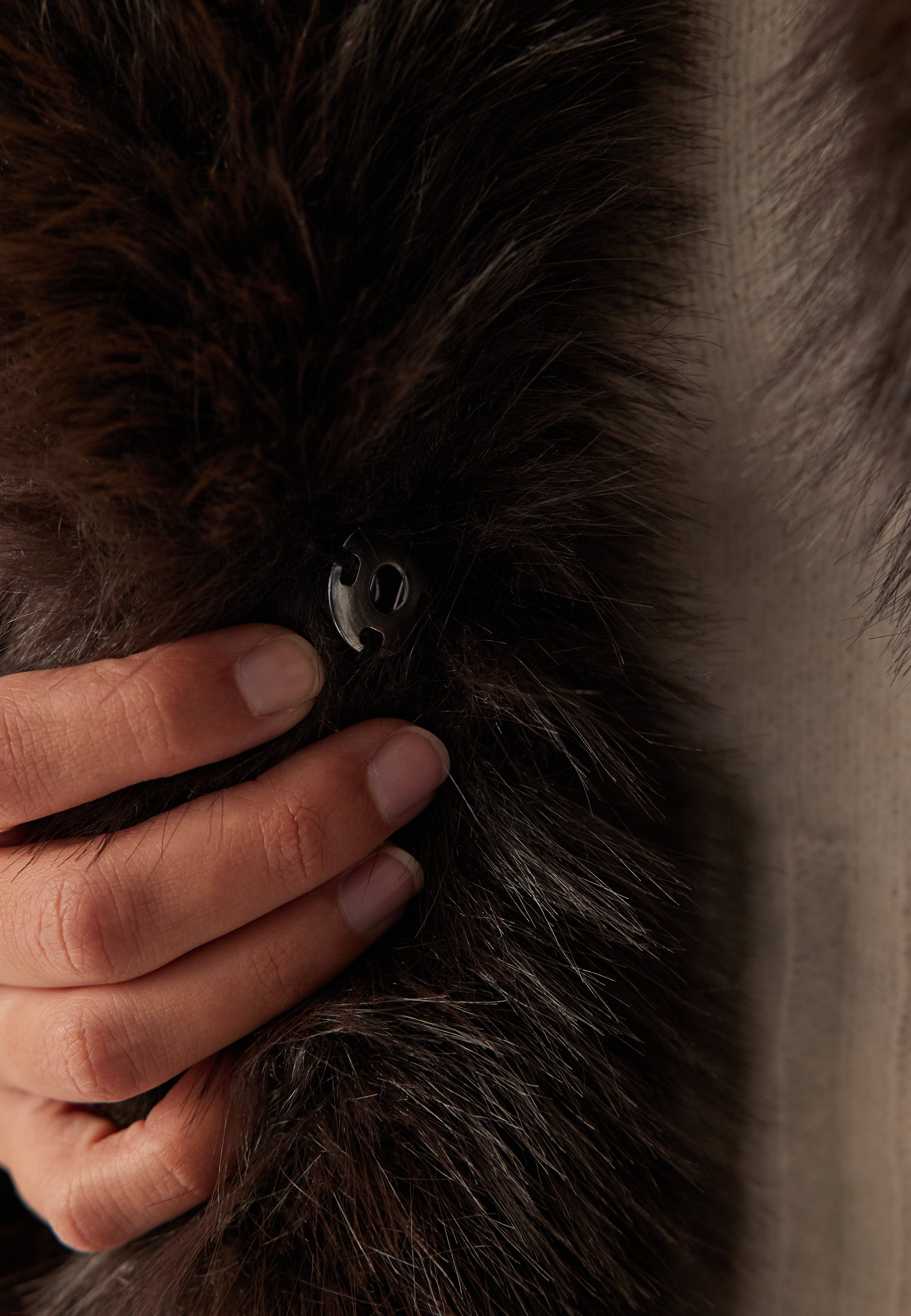 Langer Kunstpelzmantel