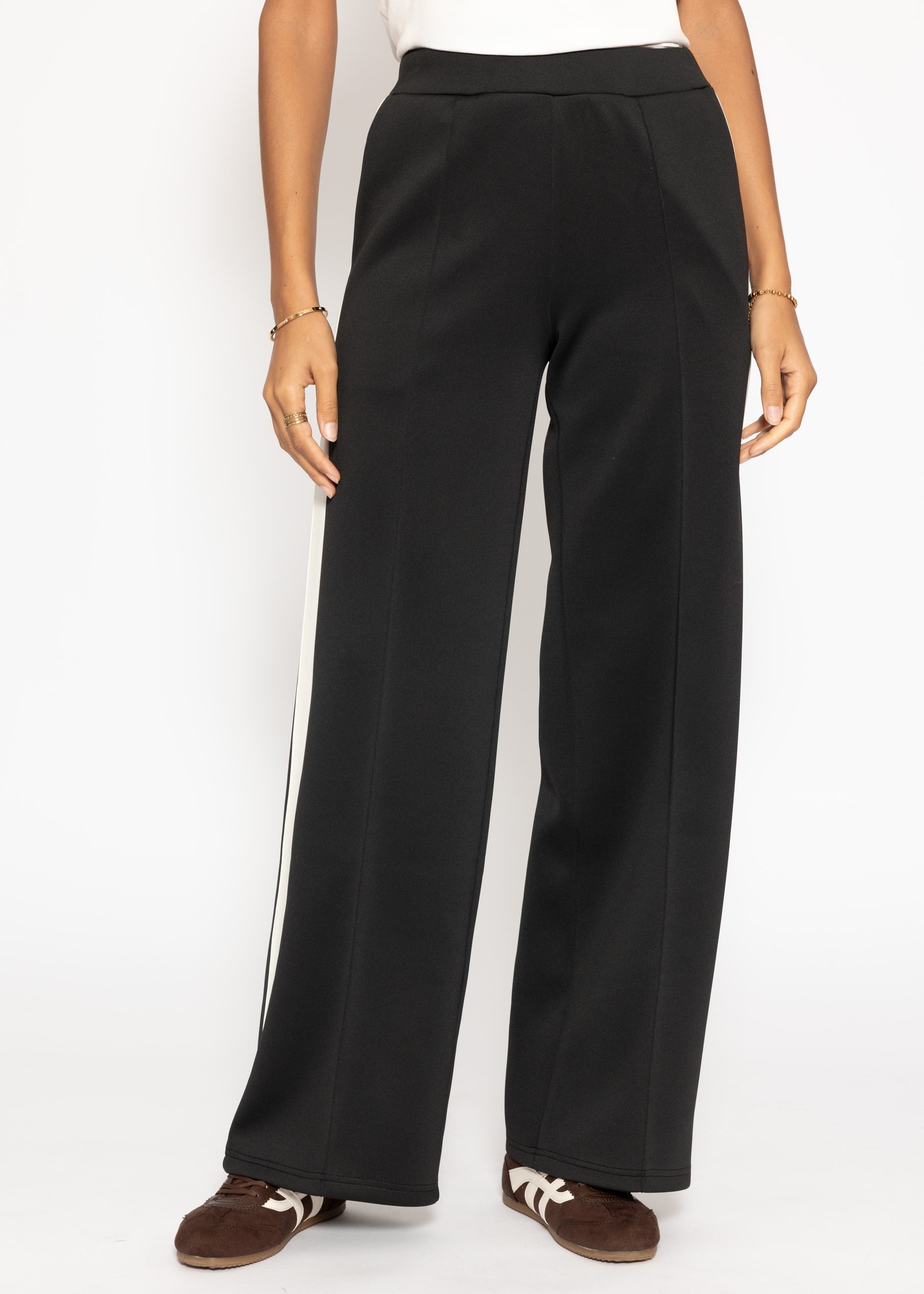 Casual Hose mit weißen Seitenstreifen - schwarz