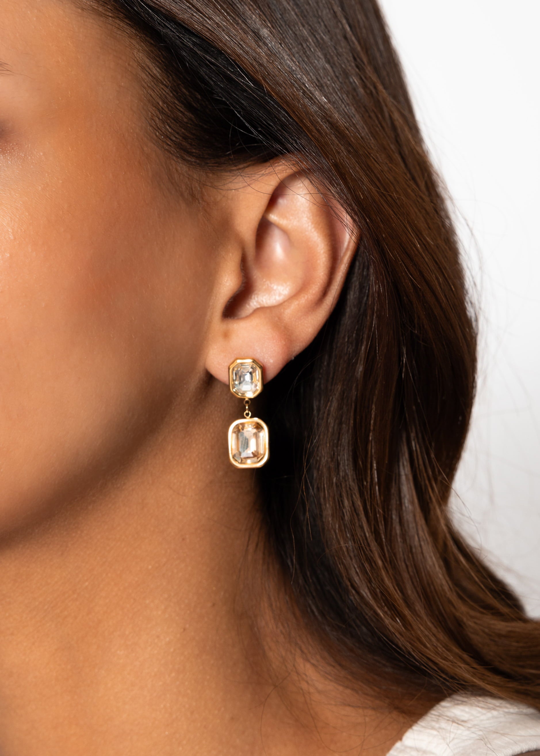 Elegante Ohrhänger mit hellen Schmucksteinen - gold