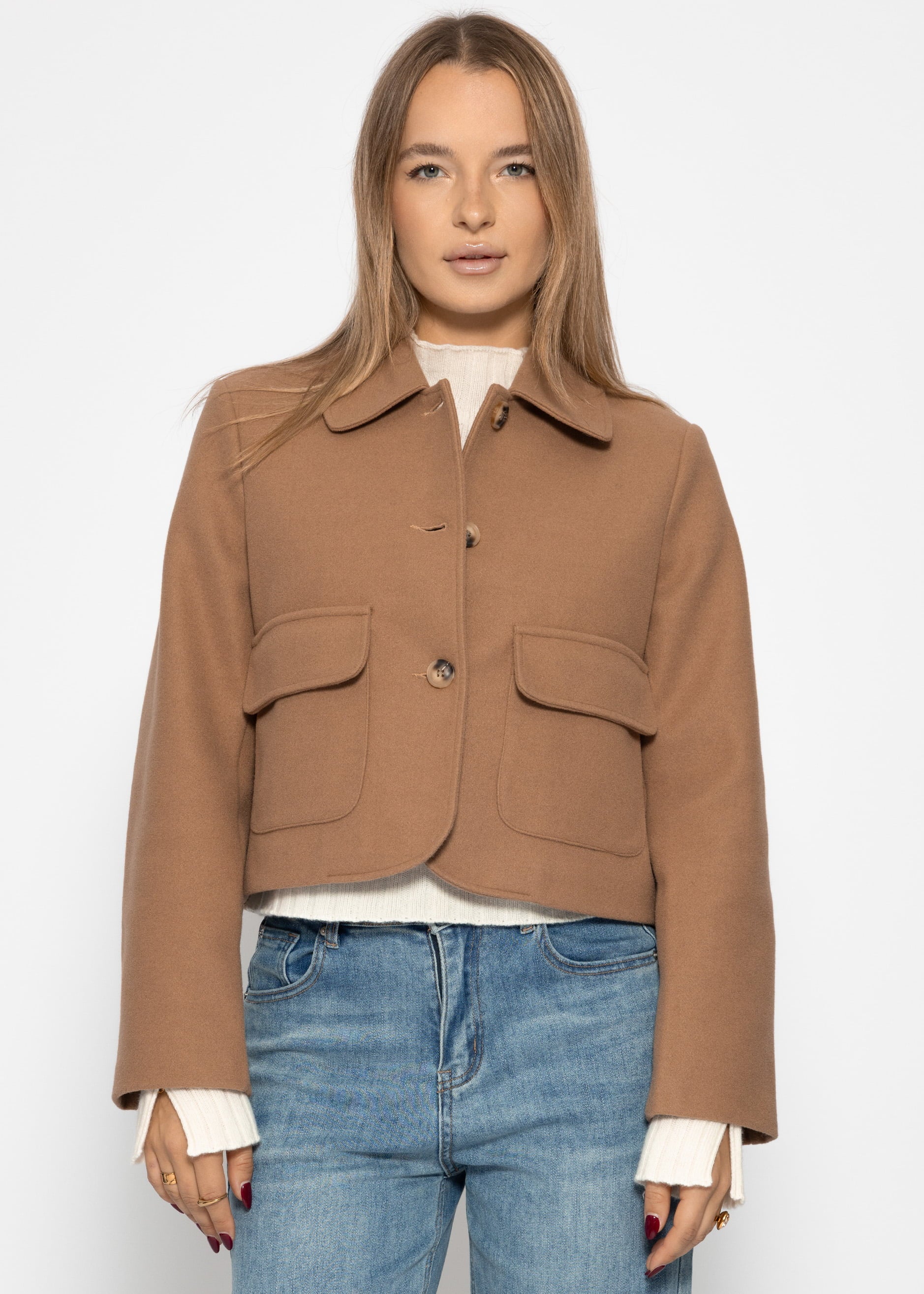Kurze Jacke mit aufgesetzten Taschen - camel