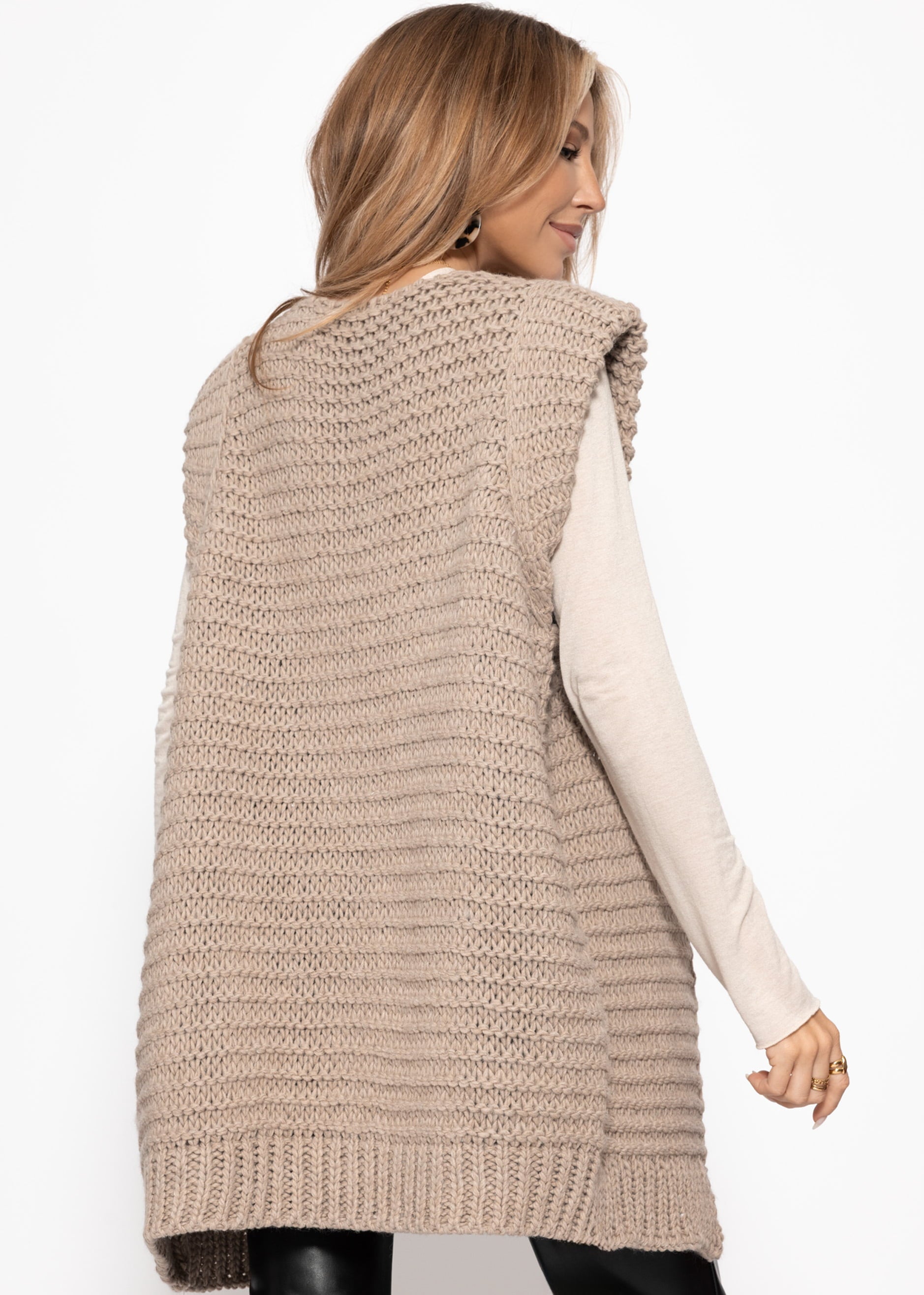 Lange ärmellose Strickweste mit strukturierten Schultern - taupe