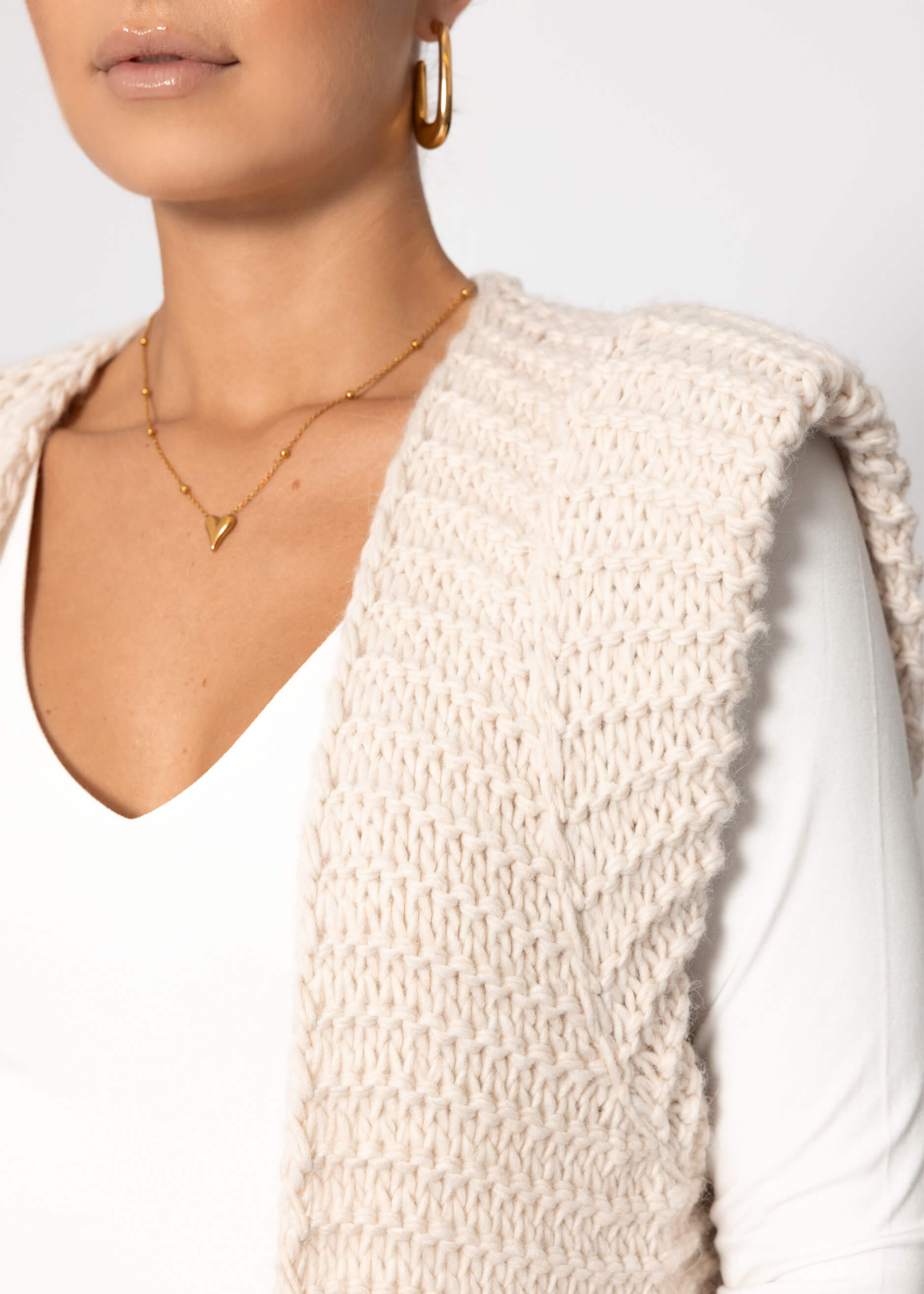 Lange ärmellose Strickweste mit strukturierten Schultern - offwhite