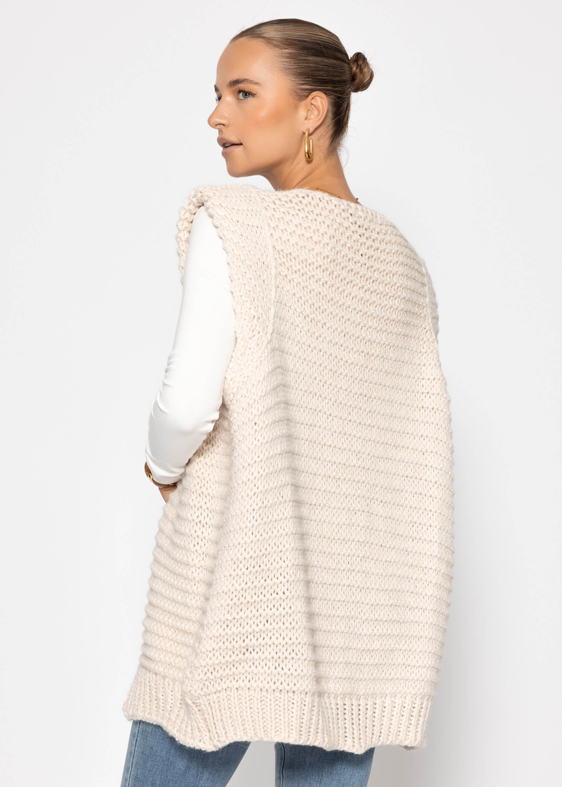 Lange ärmellose Strickweste mit strukturierten Schultern - offwhite