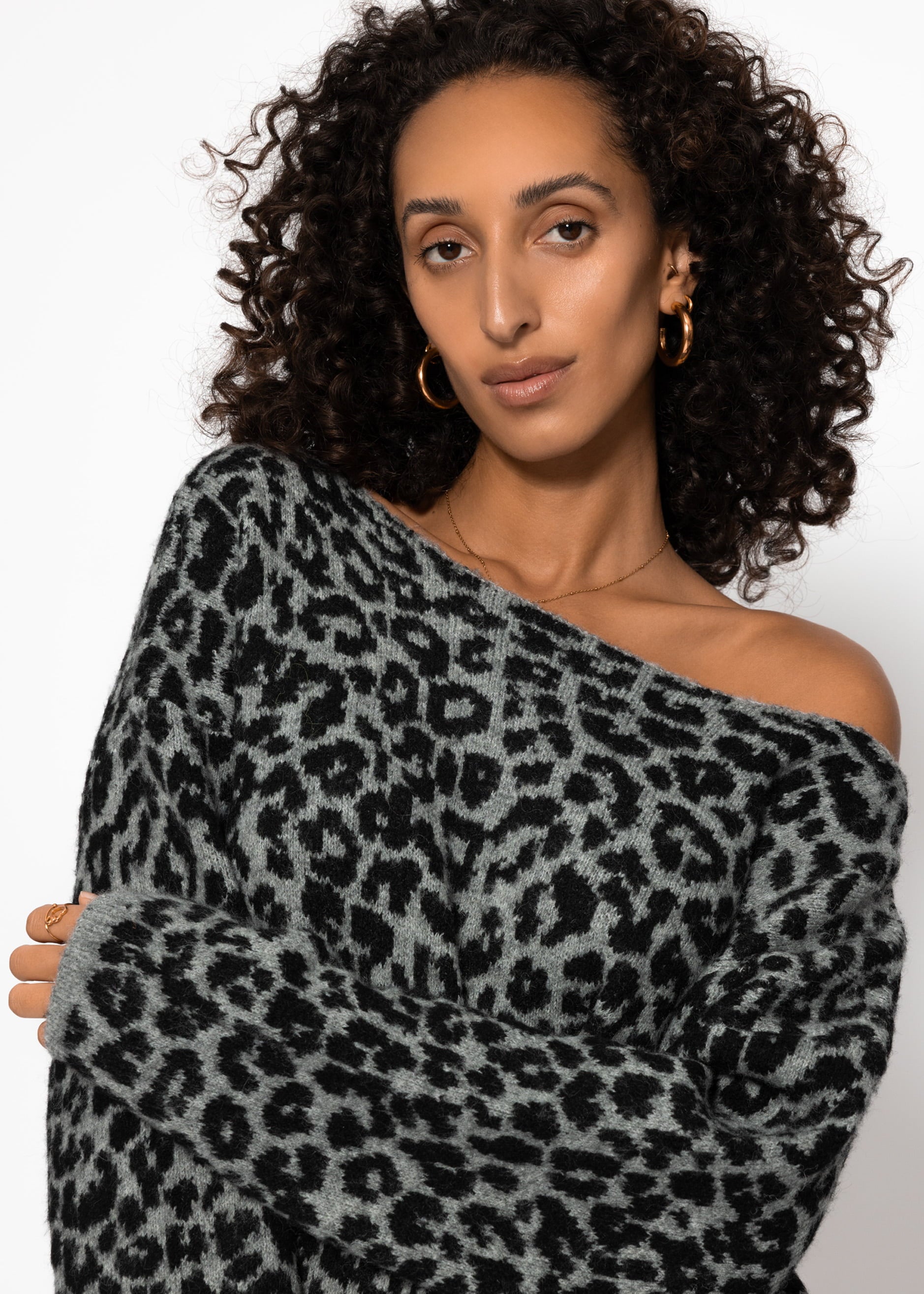 Pullover mit Leo-Muster - hellgrau