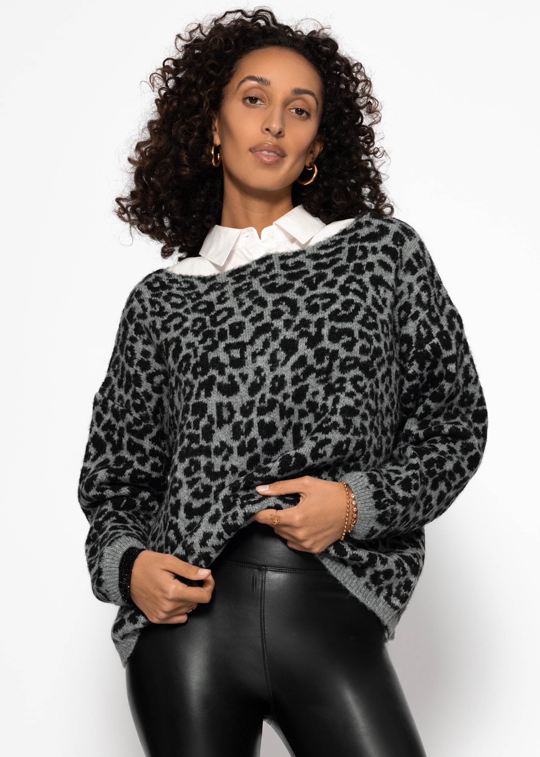 Pullover mit Leo-Muster - hellgrau